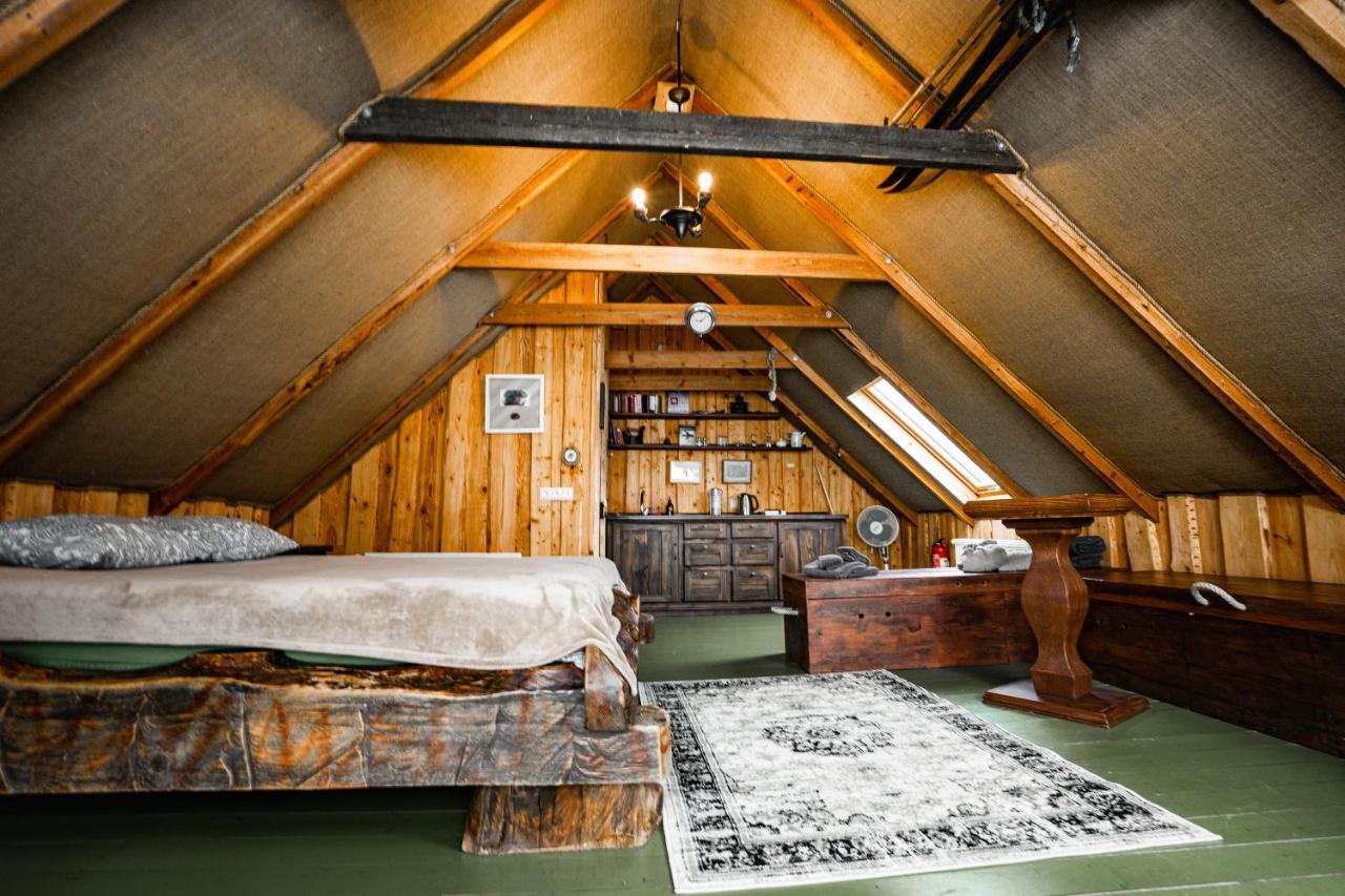Hotel Viesu Nams Melnsils Extérieur photo