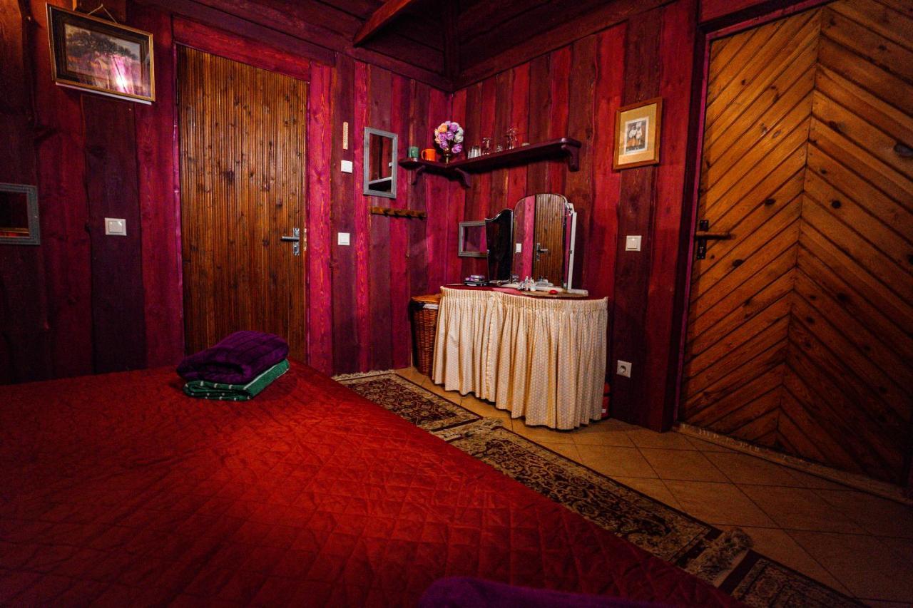 Hotel Viesu Nams Melnsils Extérieur photo