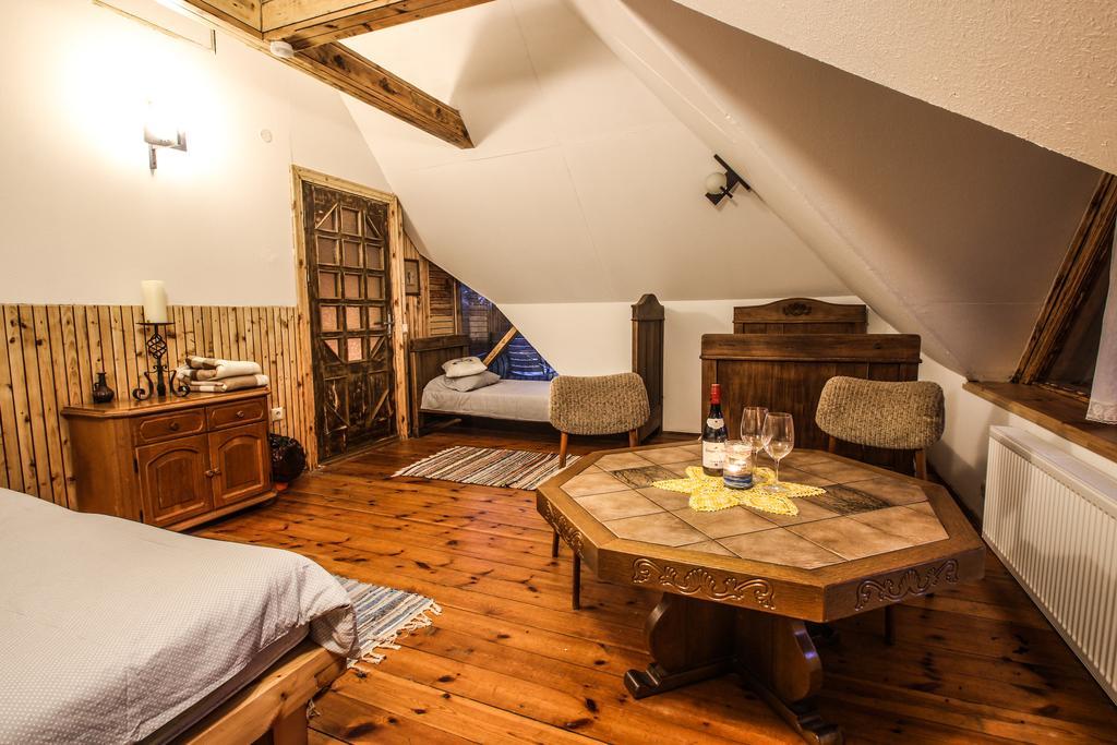 Hotel Viesu Nams Melnsils Extérieur photo