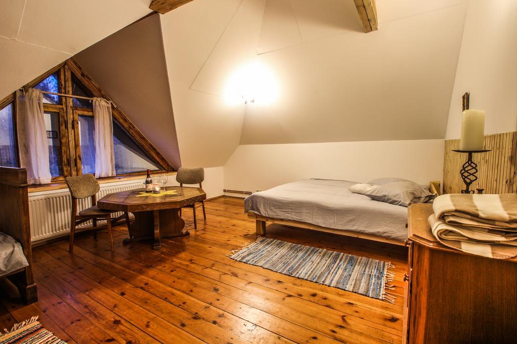 Hotel Viesu Nams Melnsils Extérieur photo