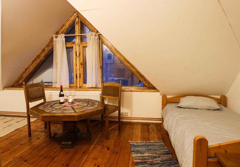 Hotel Viesu Nams Melnsils Extérieur photo